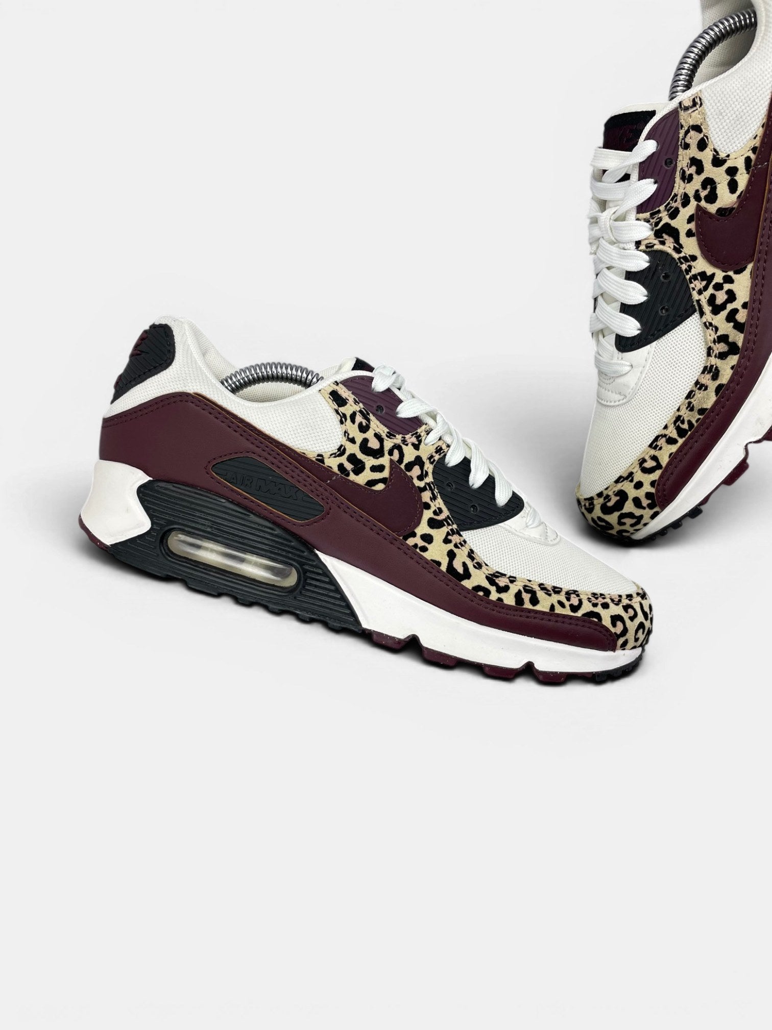 Nike Air Max 90 Nike Air Max 90 Leopard ‘Burgundy Crush’ — buty sportowe damskie w bardzo dobrym stanie rozmiar 40, zewnętrzny panel lewego buta