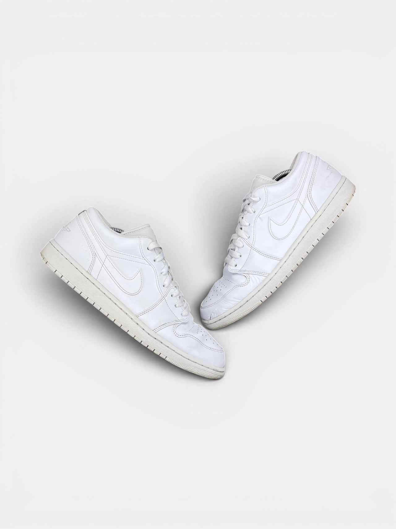 Nike Air Jordan 1 Low AJ1 Low Triple White — buty sportowe męskie w bardzo dobrym stanie rozmiar 44.5, widok z góry na zewnętrzną stronę butów