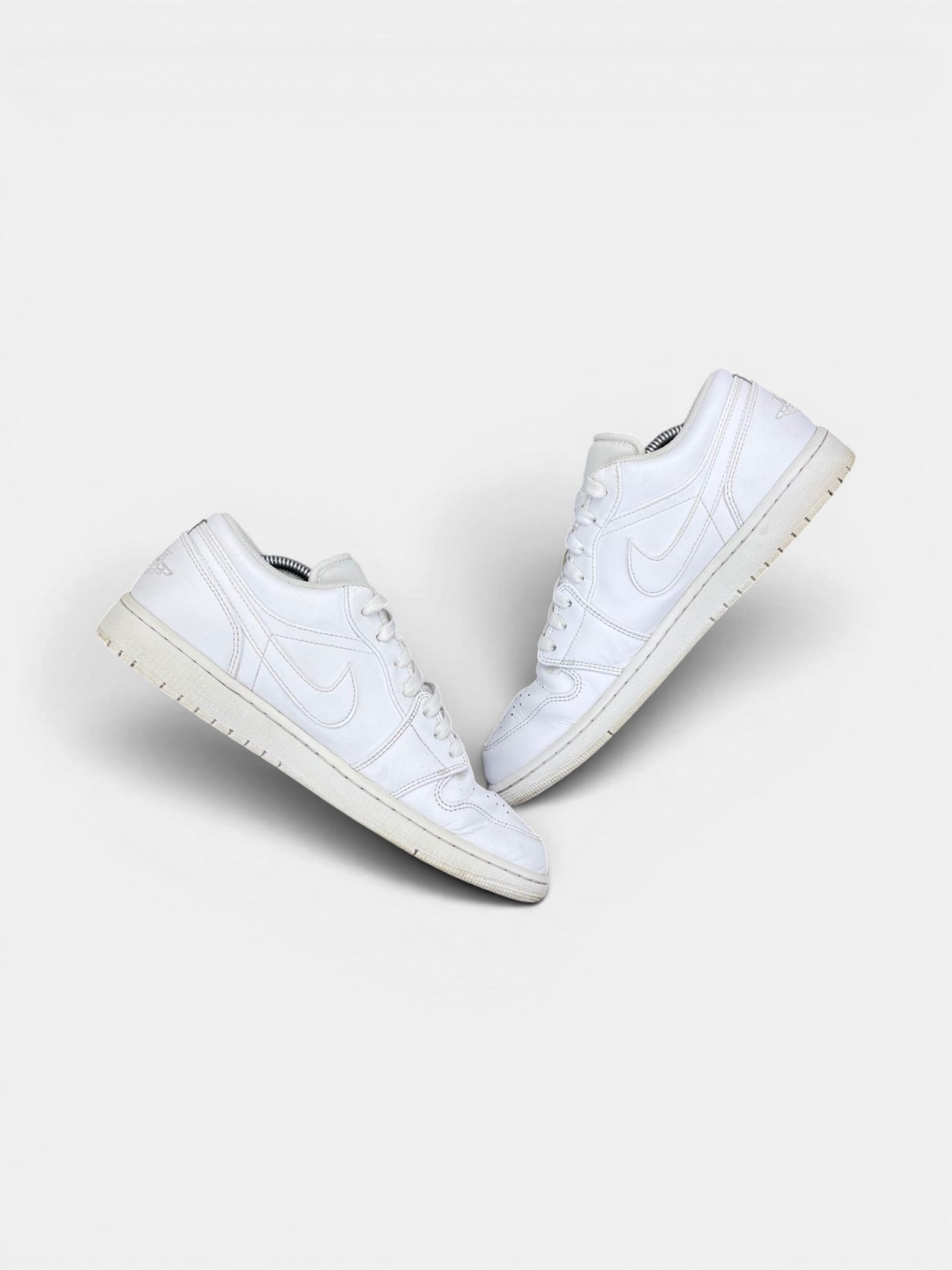 Nike Air Jordan 1 Low AJ1 Low Triple White — buty sportowe męskie w bardzo dobrym stanie rozmiar 44.5, zewnętrzny panel prawego buta