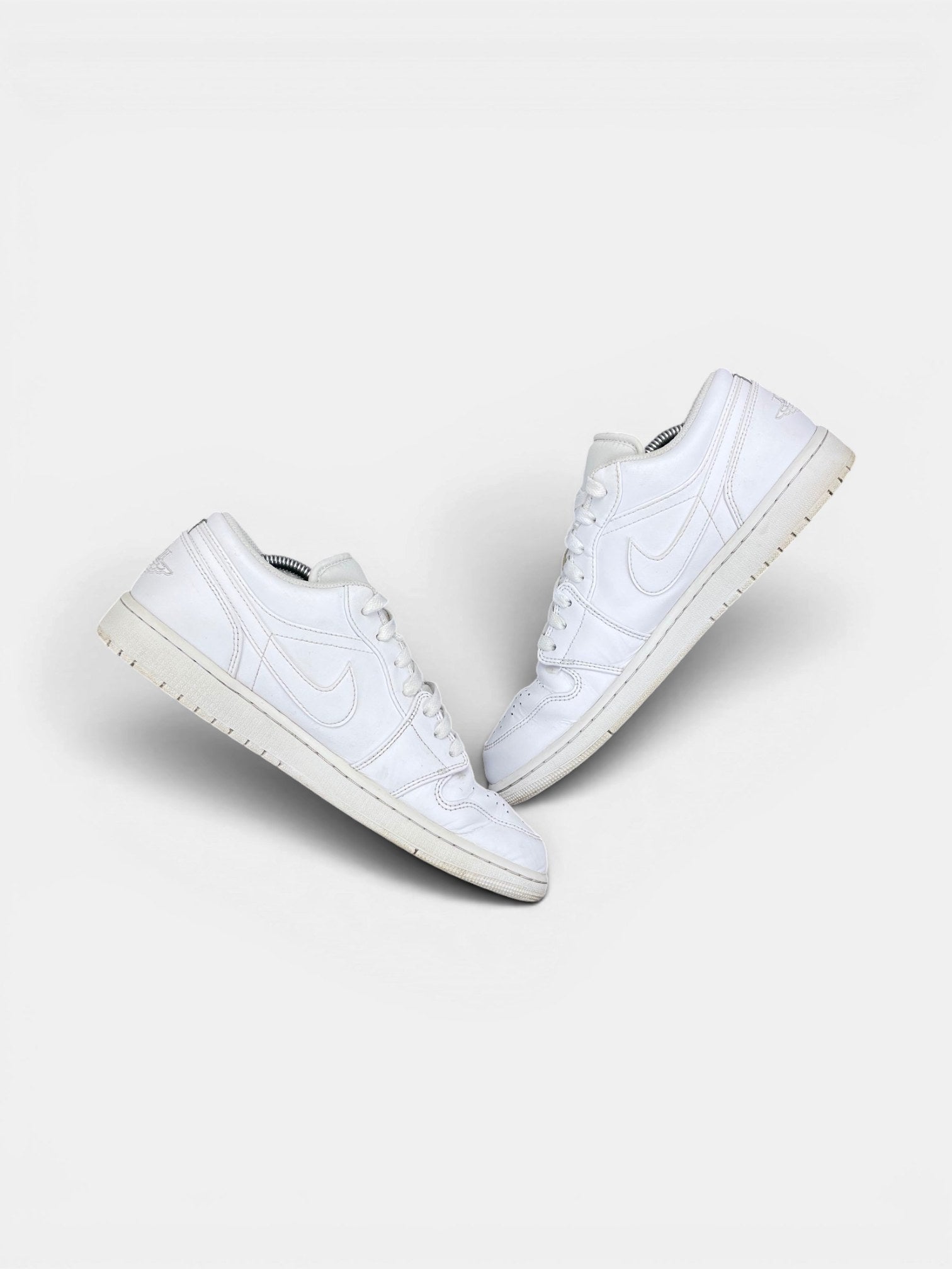 Nike Air Jordan 1 Low AJ1 Low Triple White — buty sportowe męskie w bardzo dobrym stanie rozmiar 44.5, zewnętrzny panel prawego buta