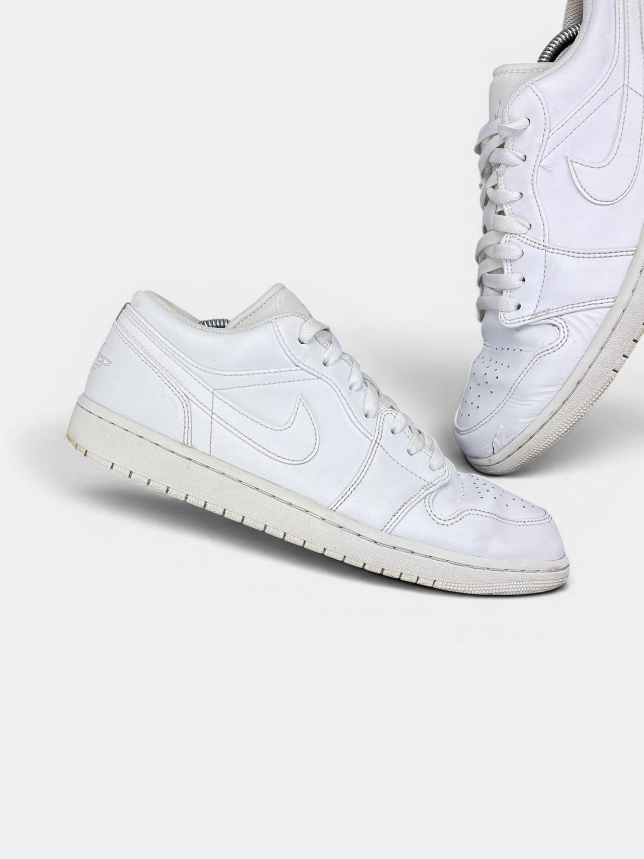 Nike Air Jordan 1 Low AJ1 Low Triple White — buty sportowe męskie w bardzo dobrym stanie rozmiar 44.5, zewnętrzny panel lewego buta