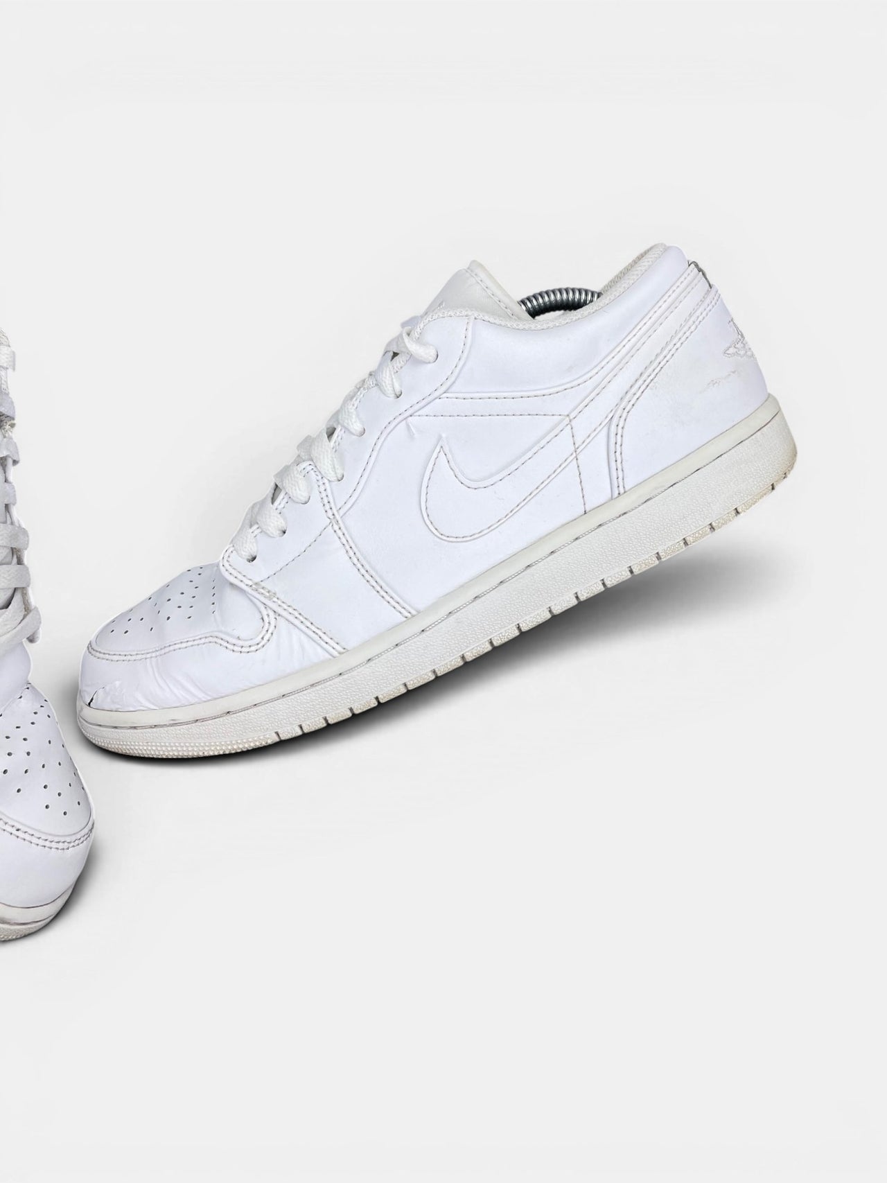 Nike Air Jordan 1 Low AJ1 Low Triple White — buty sportowe męskie w bardzo dobrym stanie rozmiar 44.5, widok z góry na wewnętrzną stronę butów