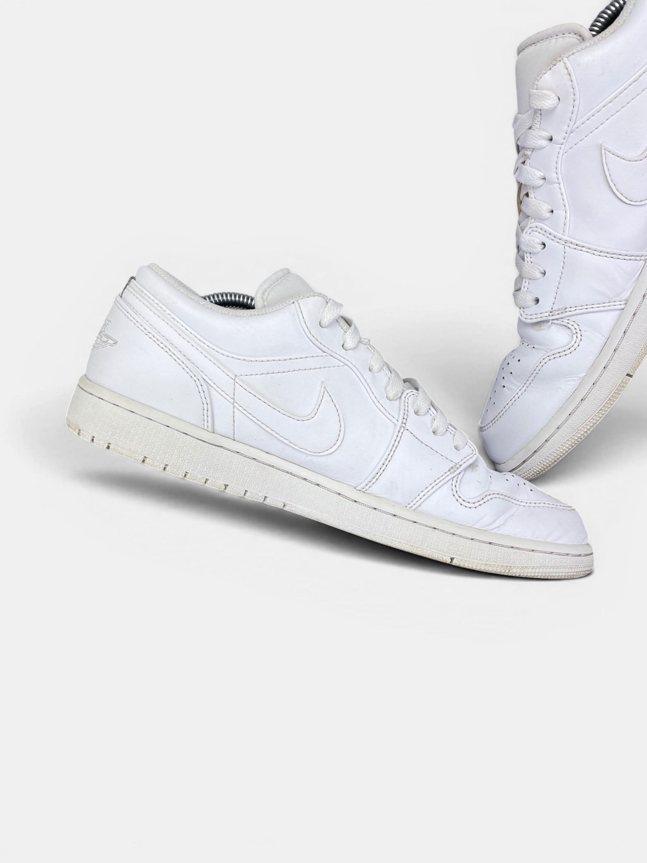 Nike Air Jordan 1 Low AJ1 Low Triple White — buty sportowe męskie w bardzo dobrym stanie rozmiar 44.5, wewnętrzny panel lewego buta
