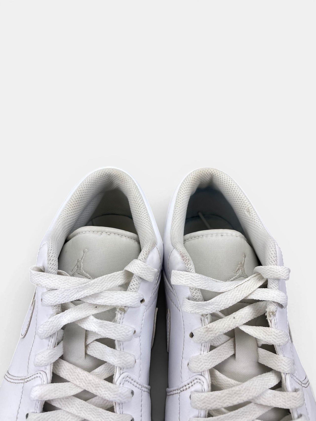 Nike Air Jordan 1 Low AJ1 Low Triple White — buty sportowe męskie w bardzo dobrym stanie rozmiar 44.5, zapiętki butów