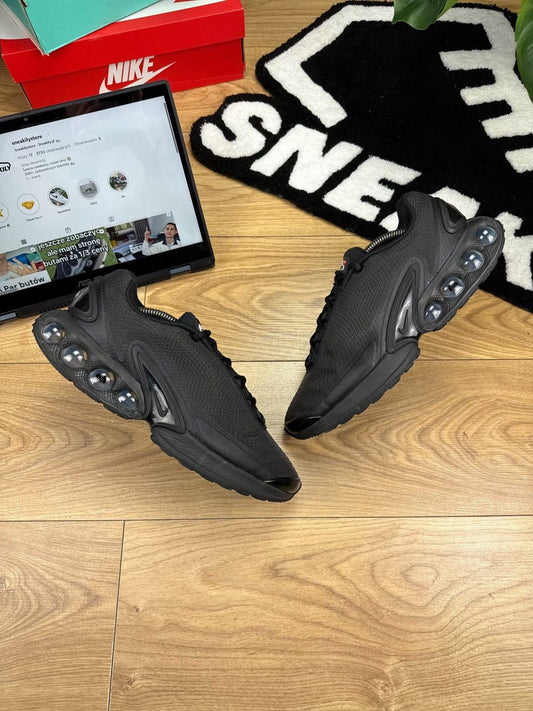 Nike Air Max Dn Black Metallic Grey — buty sportowe męskie w bardzo dobrym stanie rozmiar 45.5, widok z góry na zewnętrzną stronę butów