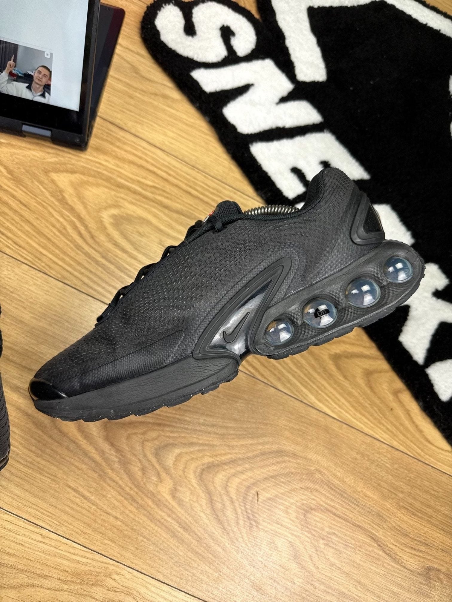 Nike Air Max Dn Black Metallic Grey — buty sportowe męskie w bardzo dobrym stanie rozmiar 45.5, zewnętrzny panel lewego buta