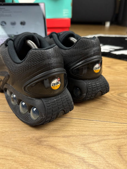 Nike Air Max Dn Black Metallic Grey — buty sportowe męskie w bardzo dobrym stanie rozmiar 45.5, zapiętki butów