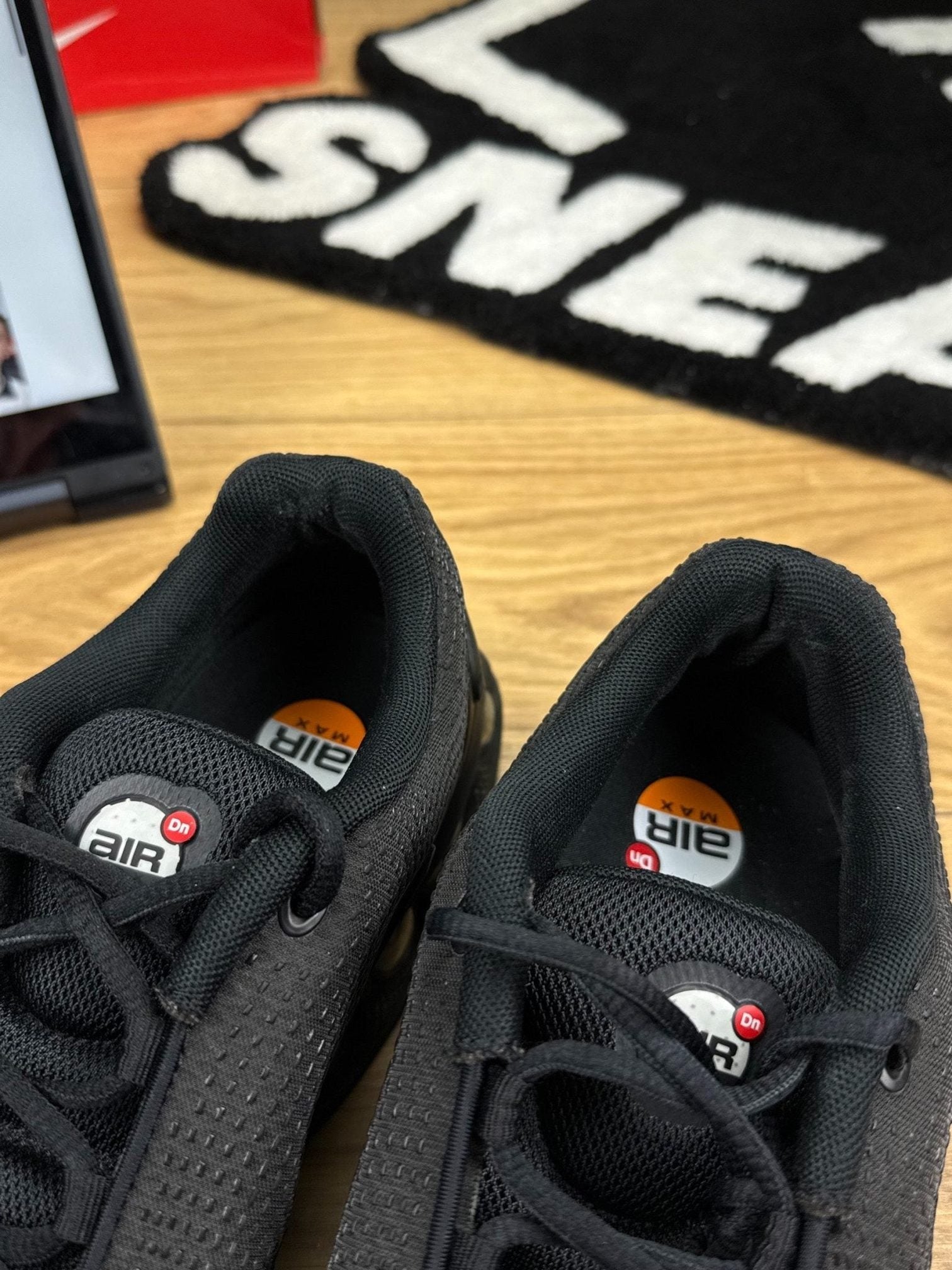Nike Air Max Dn Black Metallic Grey — buty sportowe męskie w bardzo dobrym stanie rozmiar 45.5, widok z boku na tle studyjnym