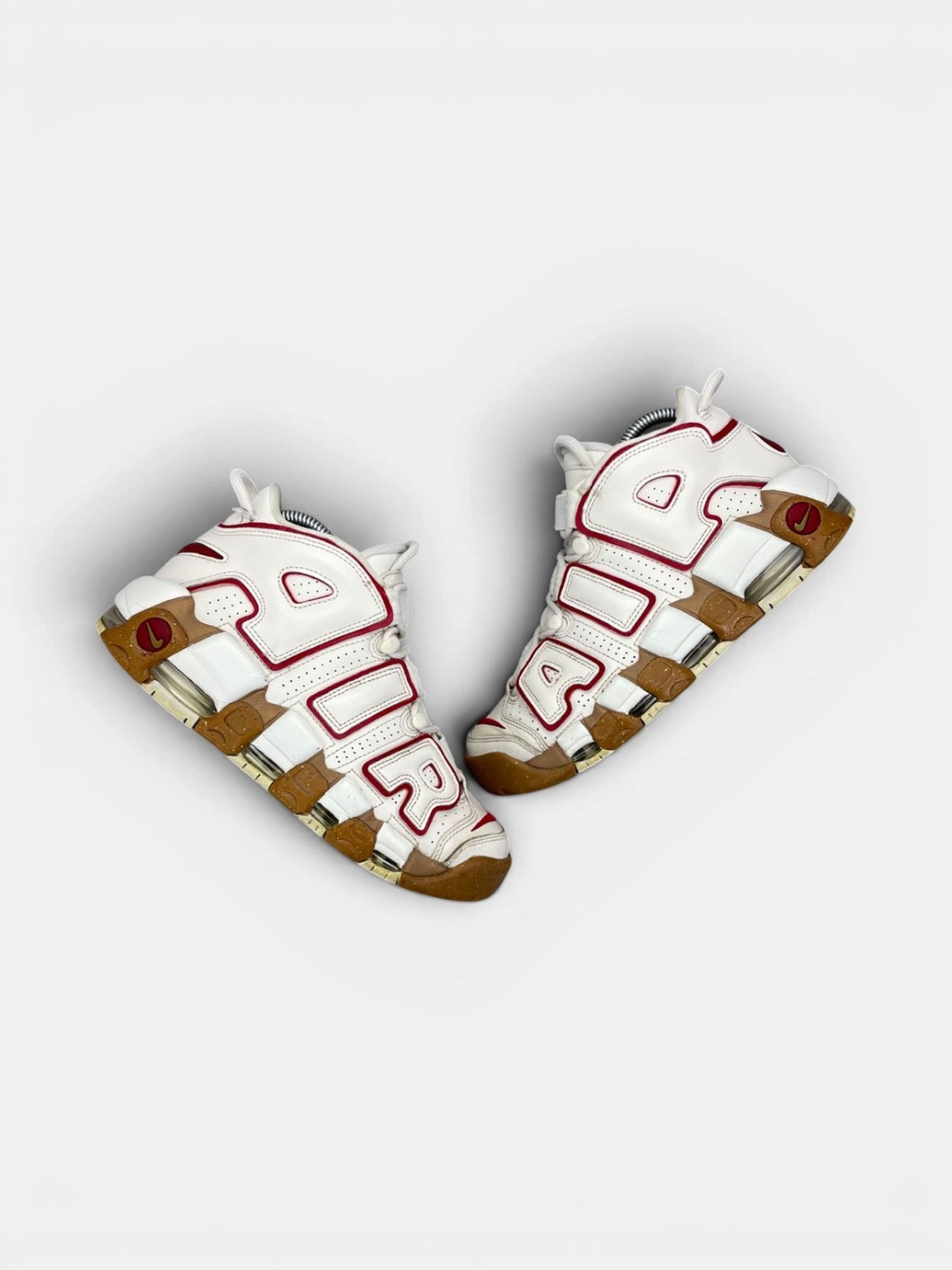 Nike Air More Uptempo Phantom Gym Red Gum — buty sportowe damskie w bardzo dobrym stanie rozmiar 39, widok z góry na zewnętrzną stronę butów