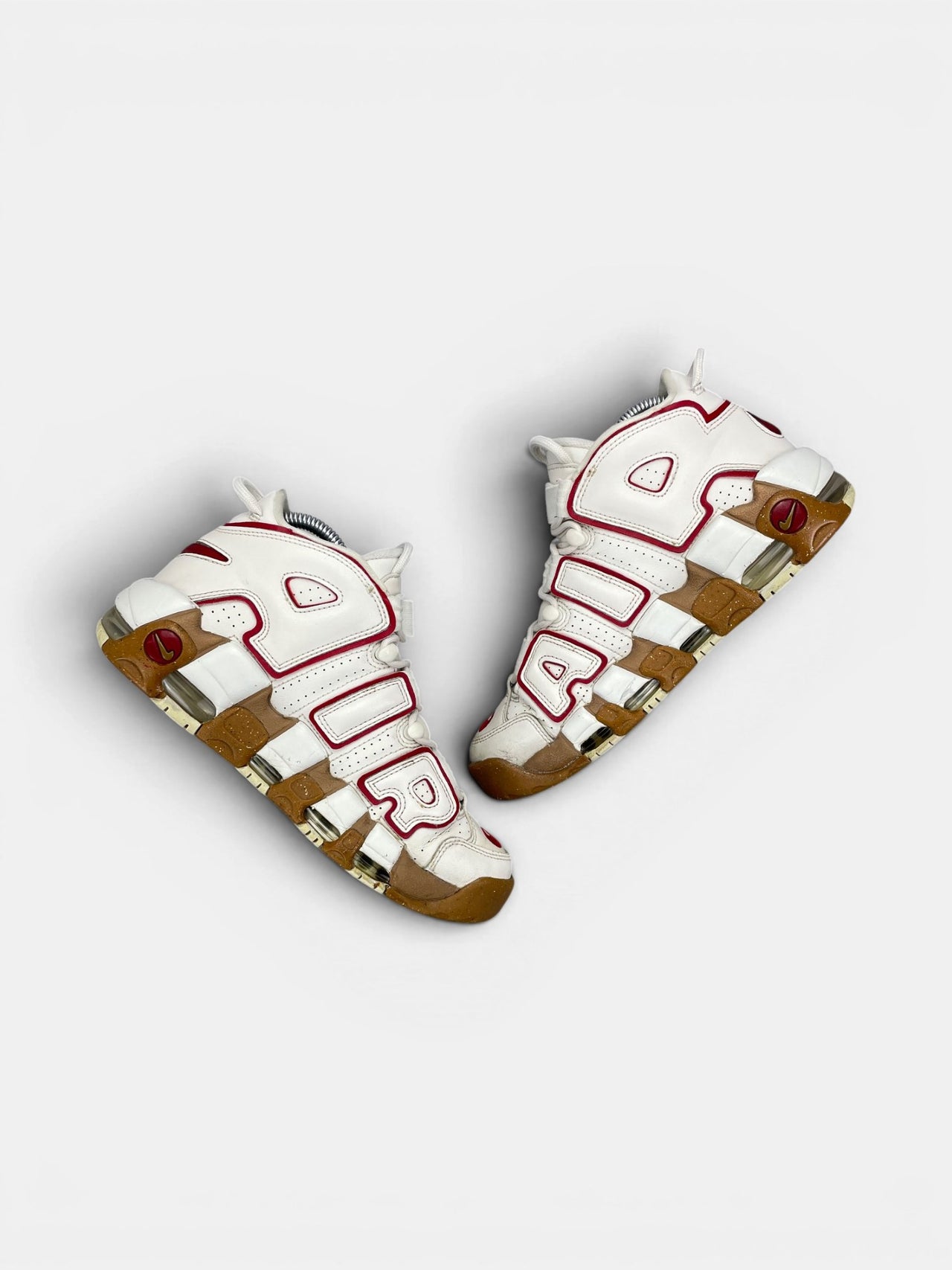 Nike Air More Uptempo Phantom Gym Red Gum — buty sportowe damskie w bardzo dobrym stanie rozmiar 39, zewnętrzny panel prawego buta