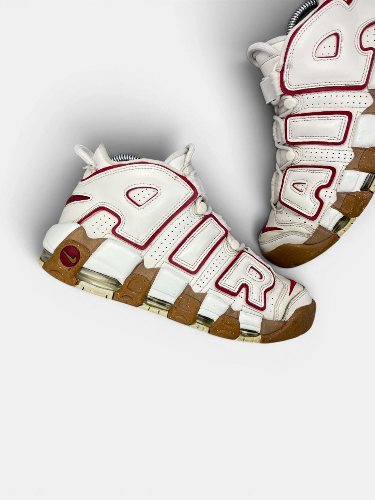 Nike Air More Uptempo Phantom Gym Red Gum — buty sportowe damskie w bardzo dobrym stanie rozmiar 39, zewnętrzny panel lewego buta