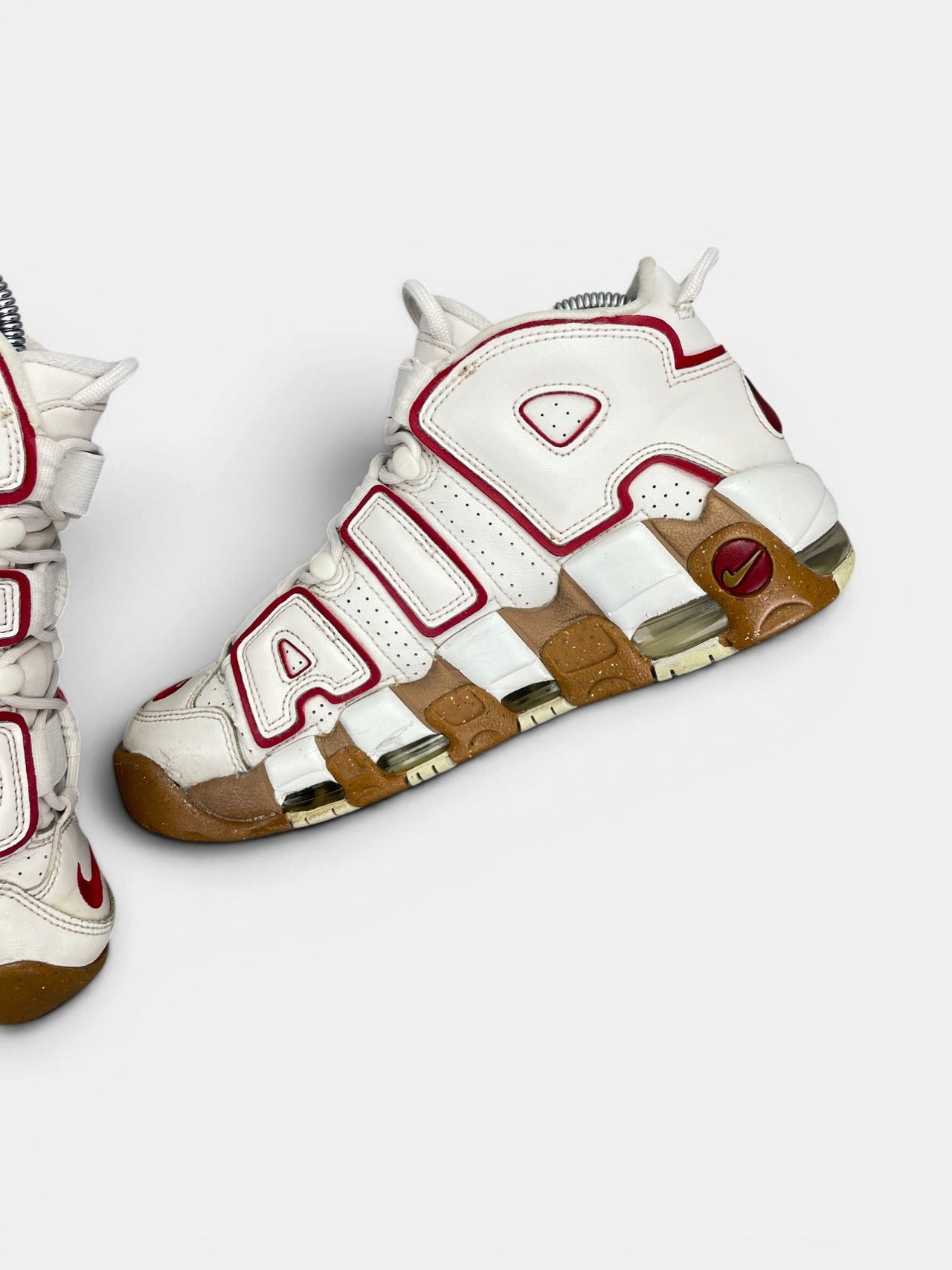 Nike Air More Uptempo Phantom Gym Red Gum — buty sportowe damskie w bardzo dobrym stanie rozmiar 39, wewnętrzny panel lewego buta