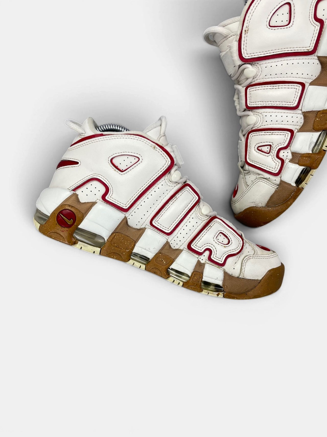 Nike Air More Uptempo Phantom Gym Red Gum — buty sportowe damskie w bardzo dobrym stanie rozmiar 39, wewnętrzny panel prawego buta