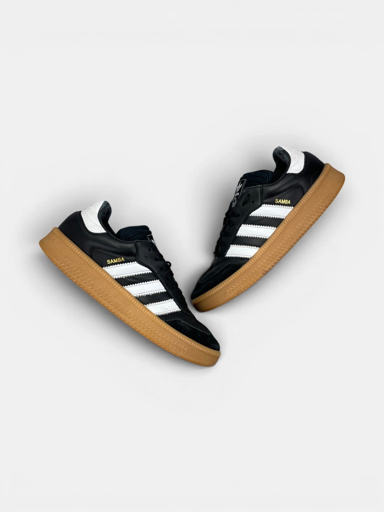 Adidas Samba XLG Black Gum — buty sportowe męskie w bardzo dobrym stanie rozmiar 42, widok z góry na zewnętrzną stronę butów