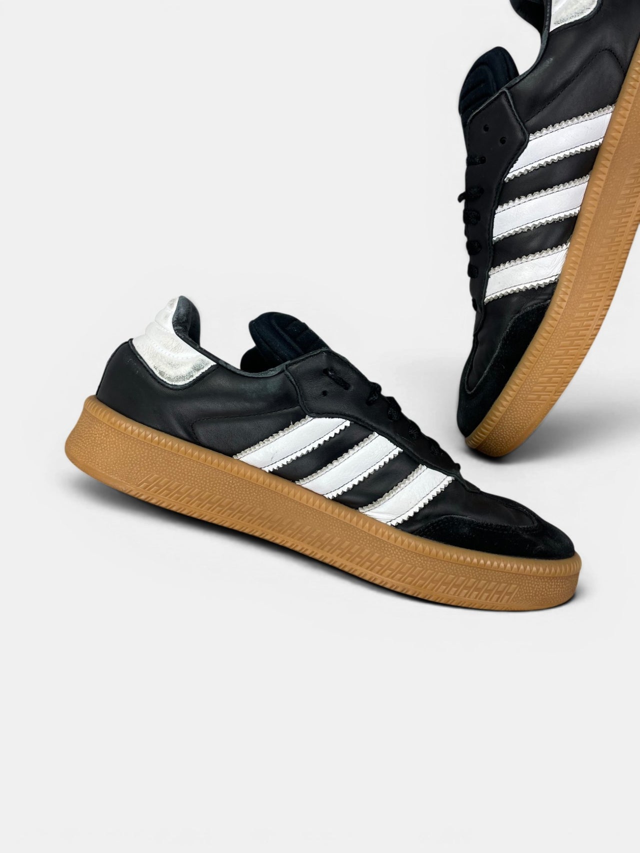 Adidas Samba XLG Black Gum — buty sportowe męskie w bardzo dobrym stanie rozmiar 42, wewnętrzny panel lewego buta