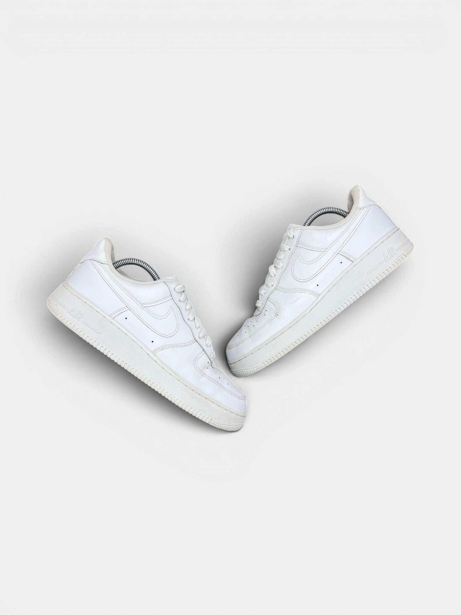 Nike Air Force 1 Low Triple White — buty sportowe męskie w bardzo dobrym stanie rozmiar 42.5, widok z góry na zewnętrzną stronę butów