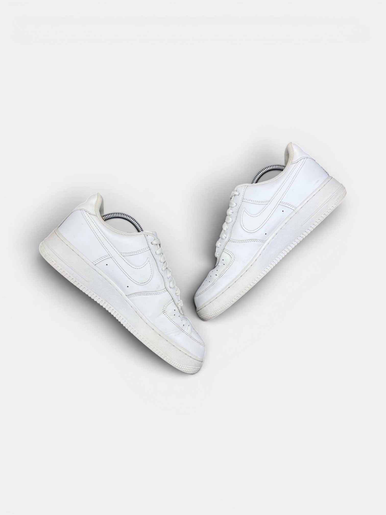 Nike Air Force 1 Low Triple White — buty sportowe męskie w bardzo dobrym stanie rozmiar 42.5, zewnętrzny panel prawego buta