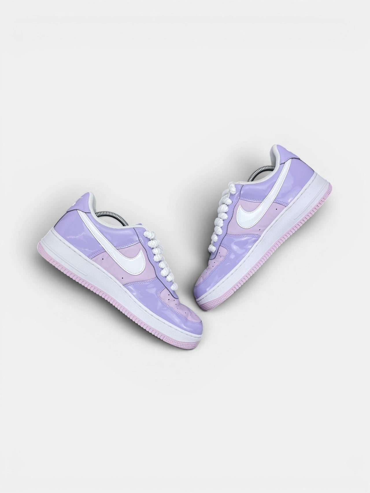 Nike Air Force 1 Low Hydrangeas — buty sportowe męskie w bardzo dobrym stanie rozmiar 42.5, zewnętrzny panel prawego buta