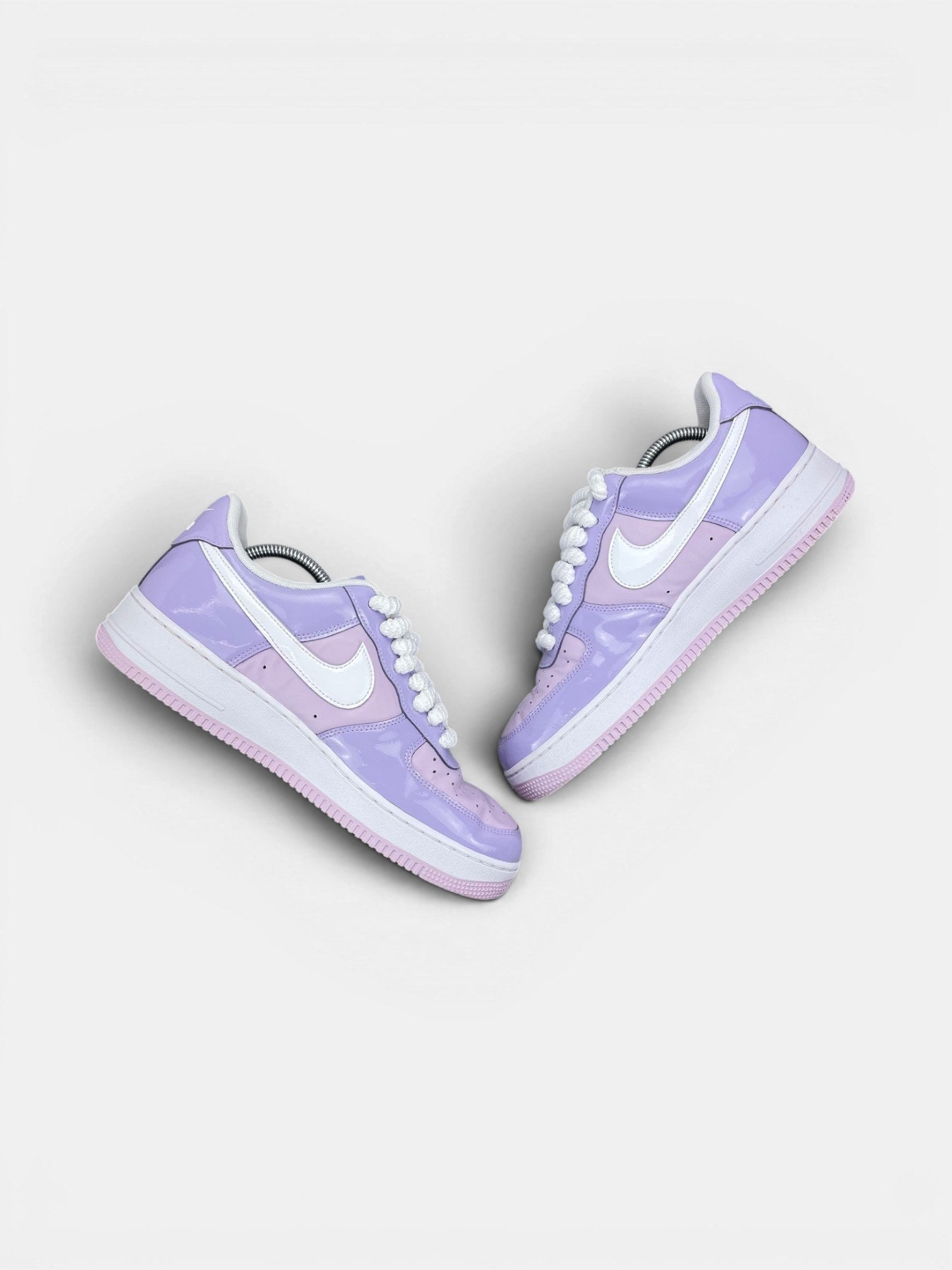 Nike Air Force 1 Low Hydrangeas — buty sportowe męskie w bardzo dobrym stanie rozmiar 42.5, zewnętrzny panel prawego buta