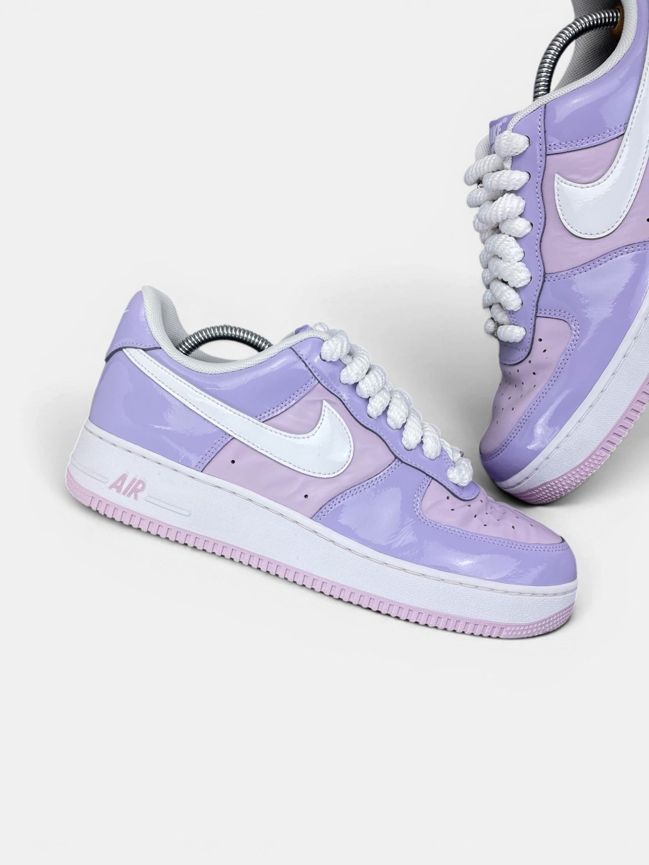 Nike Air Force 1 Low Hydrangeas — buty sportowe męskie w bardzo dobrym stanie rozmiar 42.5, zewnętrzny panel lewego buta