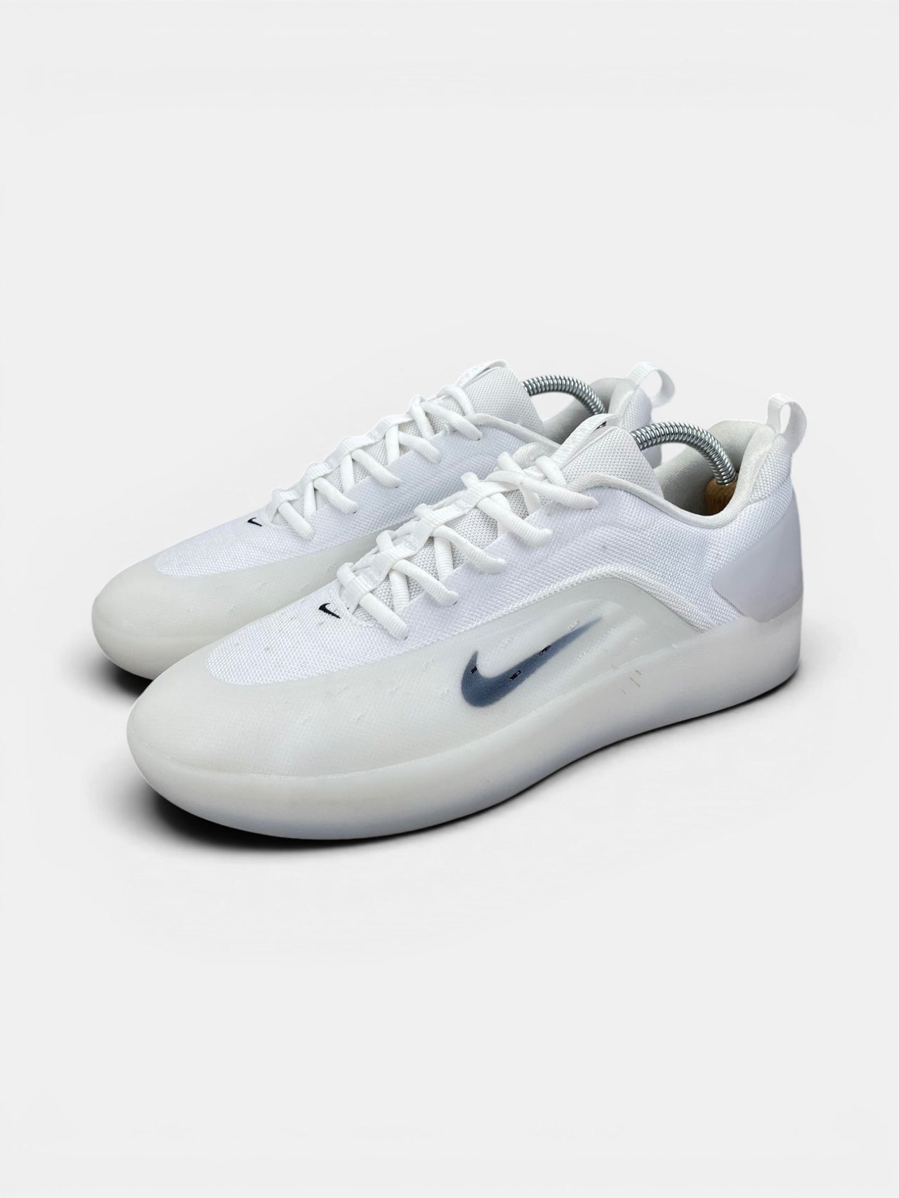 Nike SB Zoom Nyjah 4 White — buty sportowe męskie w bardzo dobrym stanie rozmiar 42.5, widok z boku
