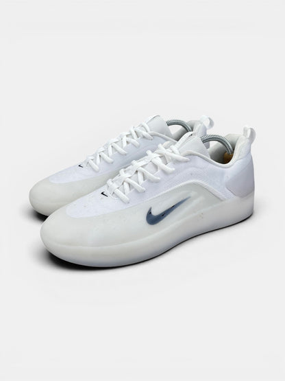 Nike SB Zoom Nyjah 4 White — buty sportowe męskie w bardzo dobrym stanie rozmiar 42.5, widok z boku