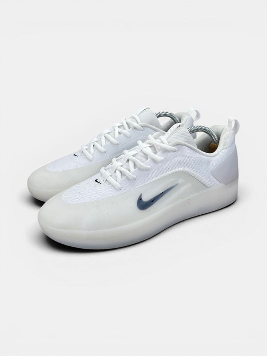 Nike SB Zoom Nyjah 4 White — buty sportowe męskie w bardzo dobrym stanie rozmiar 42.5, widok z boku