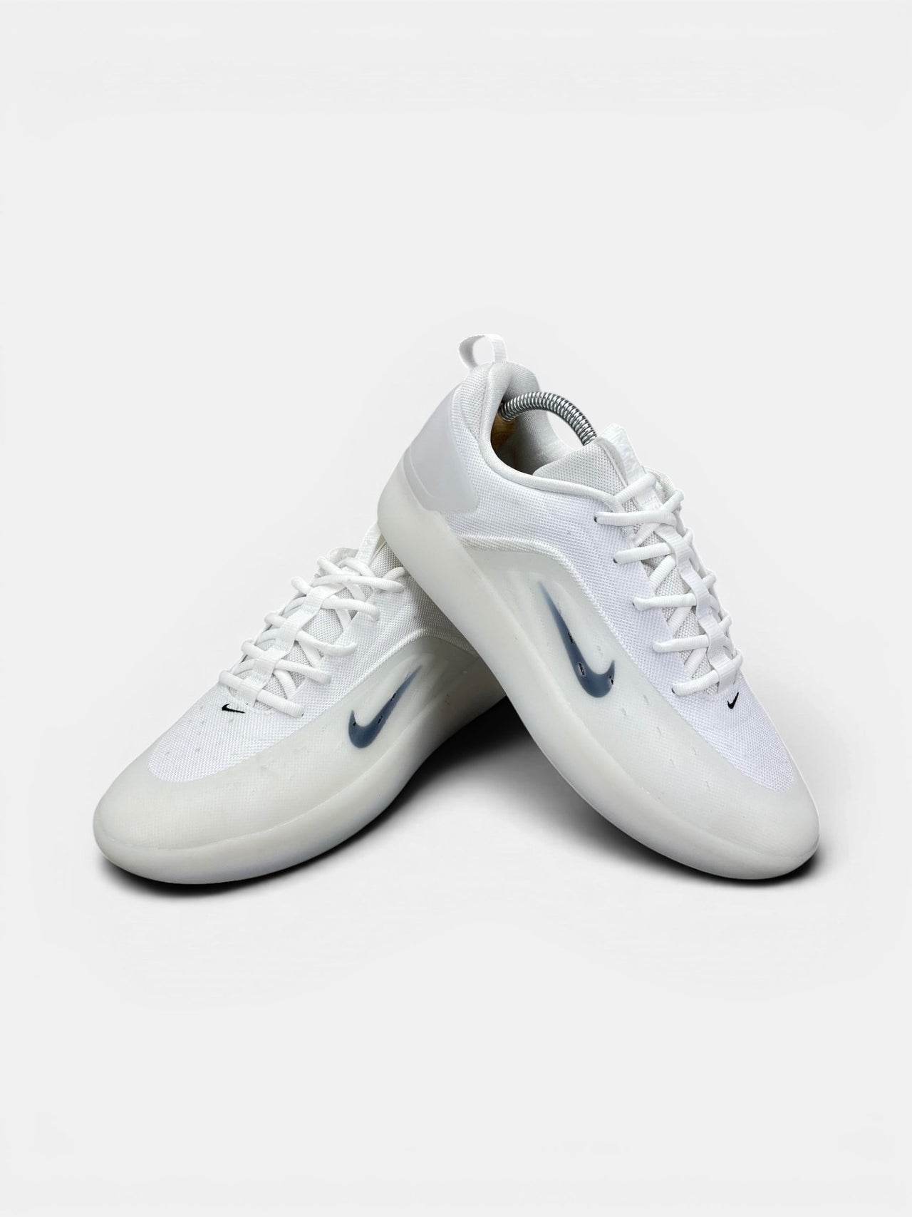 Nike SB Zoom Nyjah 4 White — buty sportowe męskie w bardzo dobrym stanie rozmiar 42.5, boczny profil
