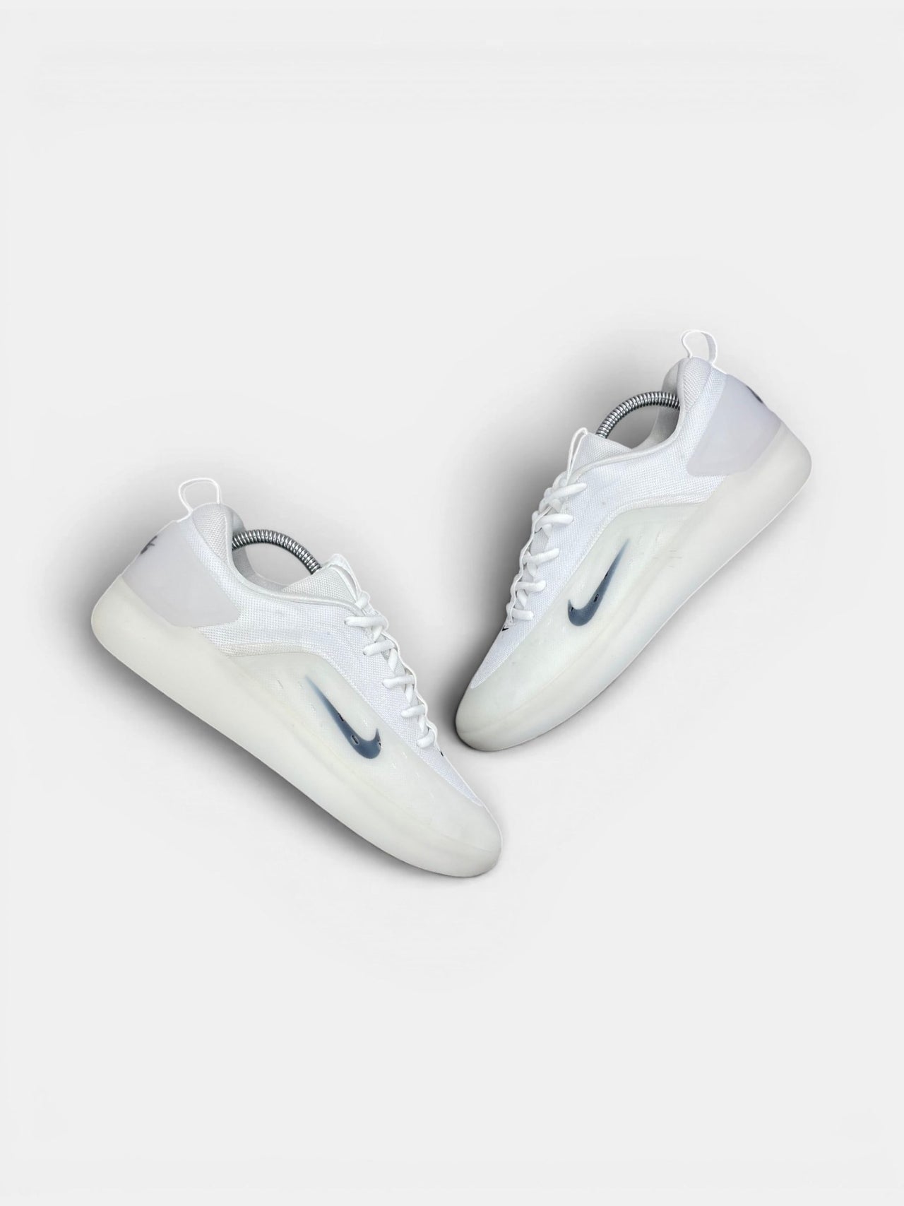 Nike SB Zoom Nyjah 4 White — buty sportowe męskie w bardzo dobrym stanie rozmiar 42.5, widok z góry na zewnętrzną stronę butów
