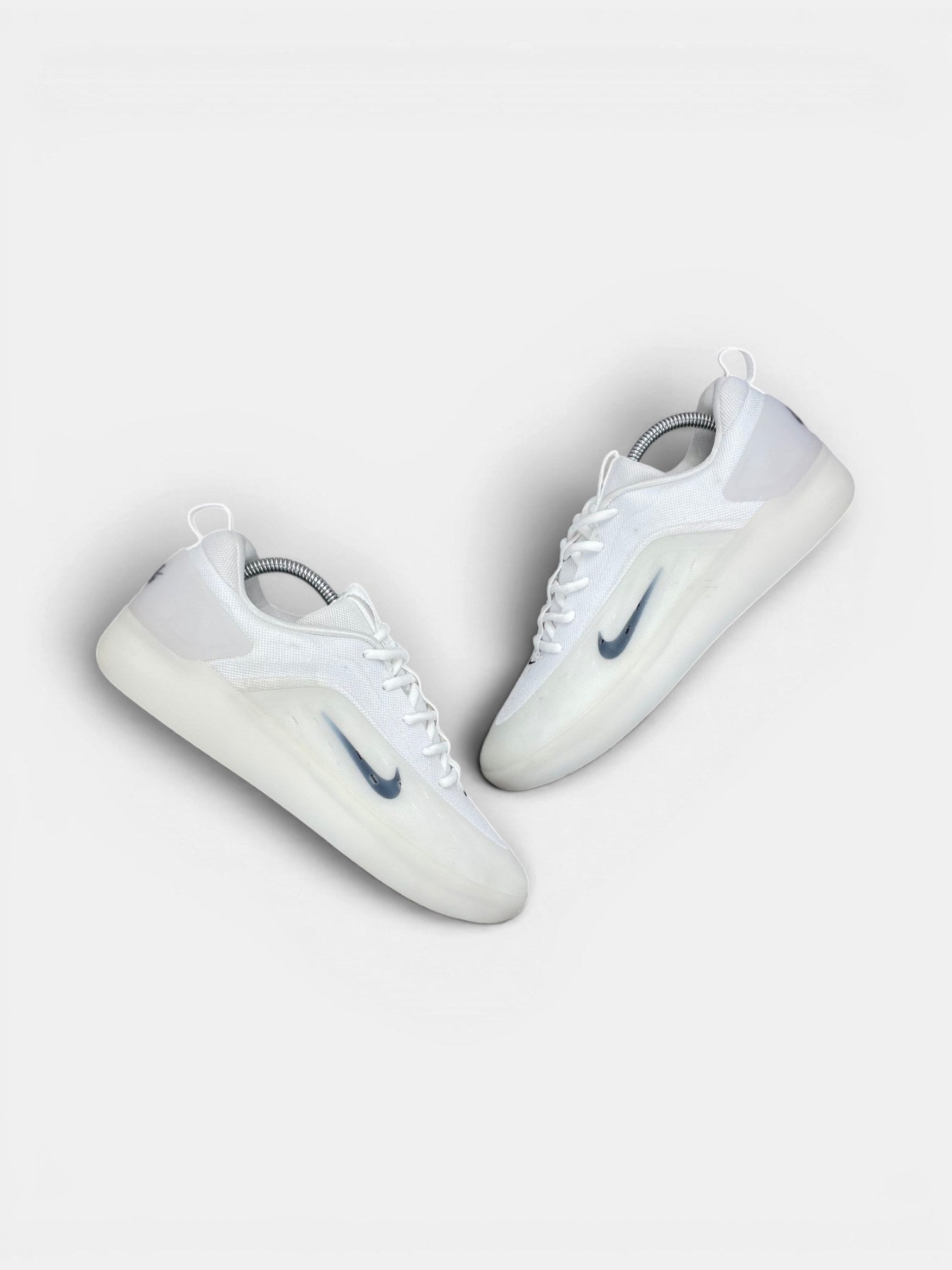 Nike SB Zoom Nyjah 4 White — buty sportowe męskie w bardzo dobrym stanie rozmiar 42.5, widok z góry na zewnętrzną stronę butów