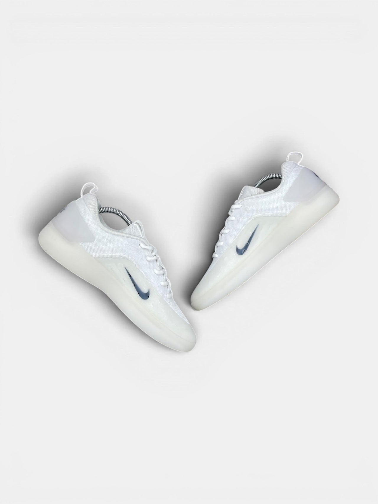 Nike SB Zoom Nyjah 4 White — buty sportowe męskie w bardzo dobrym stanie rozmiar 42.5, zewnętrzny panel prawego buta