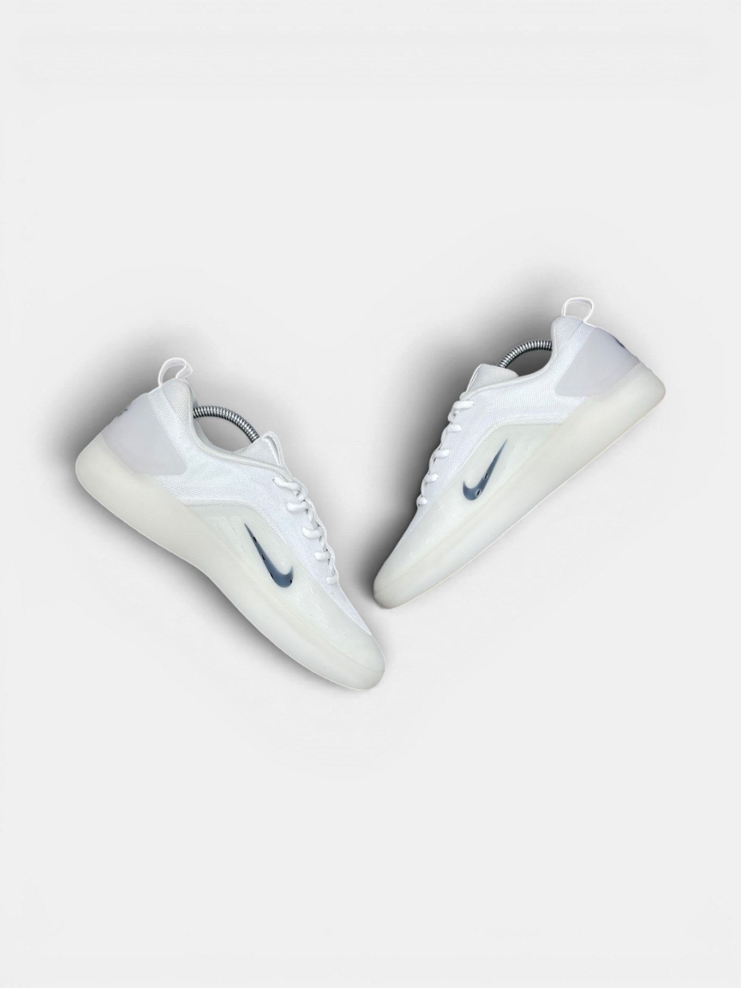 Nike SB Zoom Nyjah 4 White — buty sportowe męskie w bardzo dobrym stanie rozmiar 42.5, zewnętrzny panel prawego buta