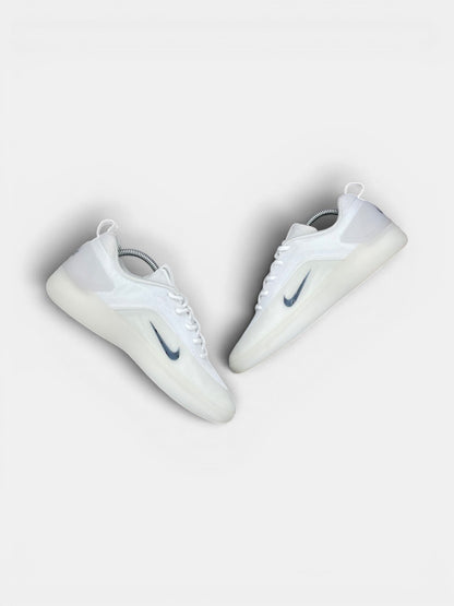 Nike SB Zoom Nyjah 4 White — buty sportowe męskie w bardzo dobrym stanie rozmiar 42.5, zewnętrzny panel prawego buta