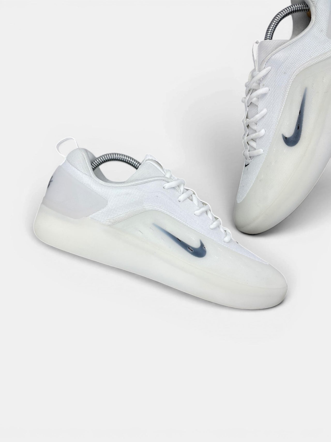 Nike SB Zoom Nyjah 4 White — buty sportowe męskie w bardzo dobrym stanie rozmiar 42.5, zewnętrzny panel lewego buta