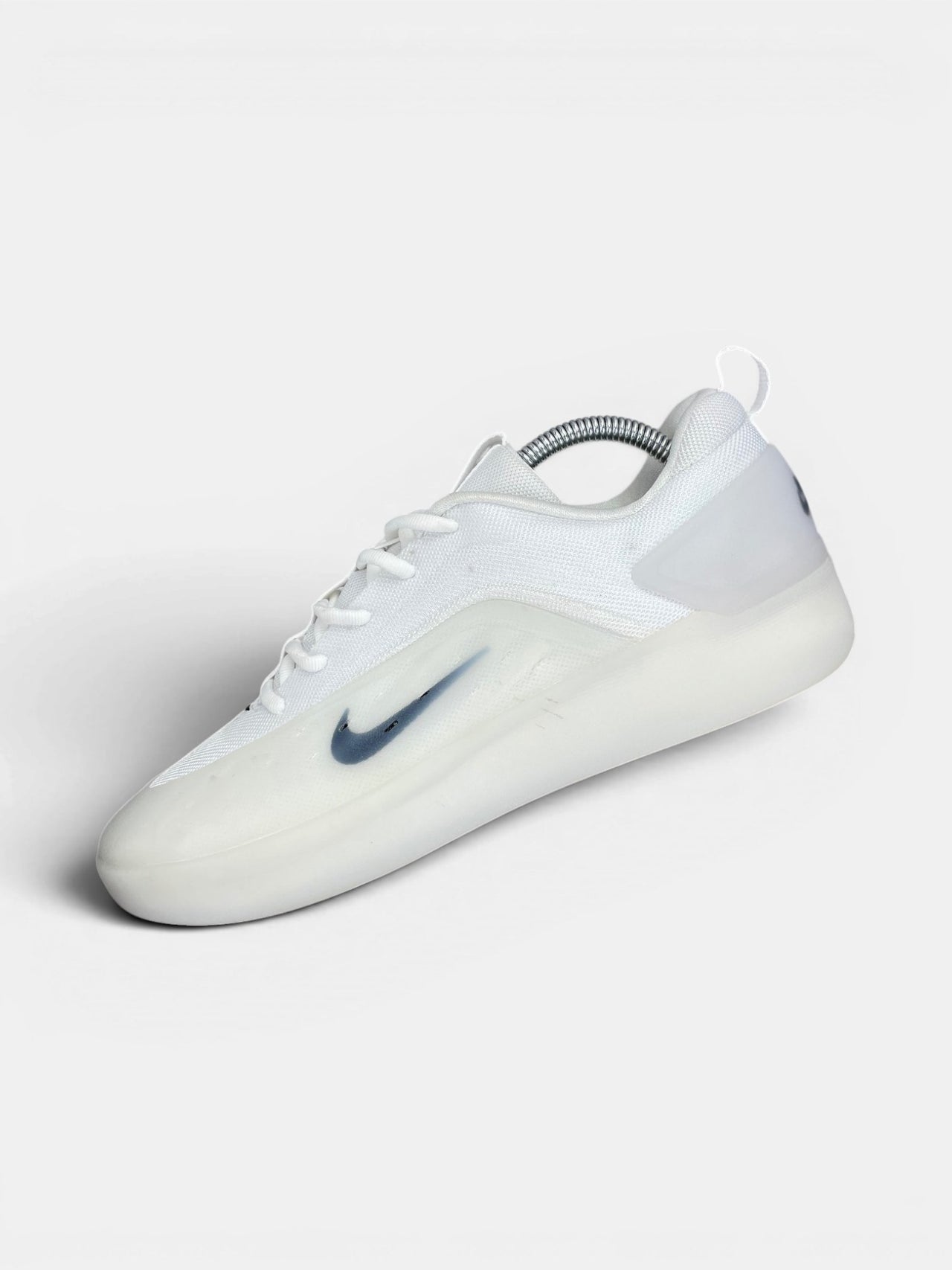 Nike SB Zoom Nyjah 4 White — buty sportowe męskie w bardzo dobrym stanie rozmiar 42.5, widok z góry na wewnętrzną stronę butów