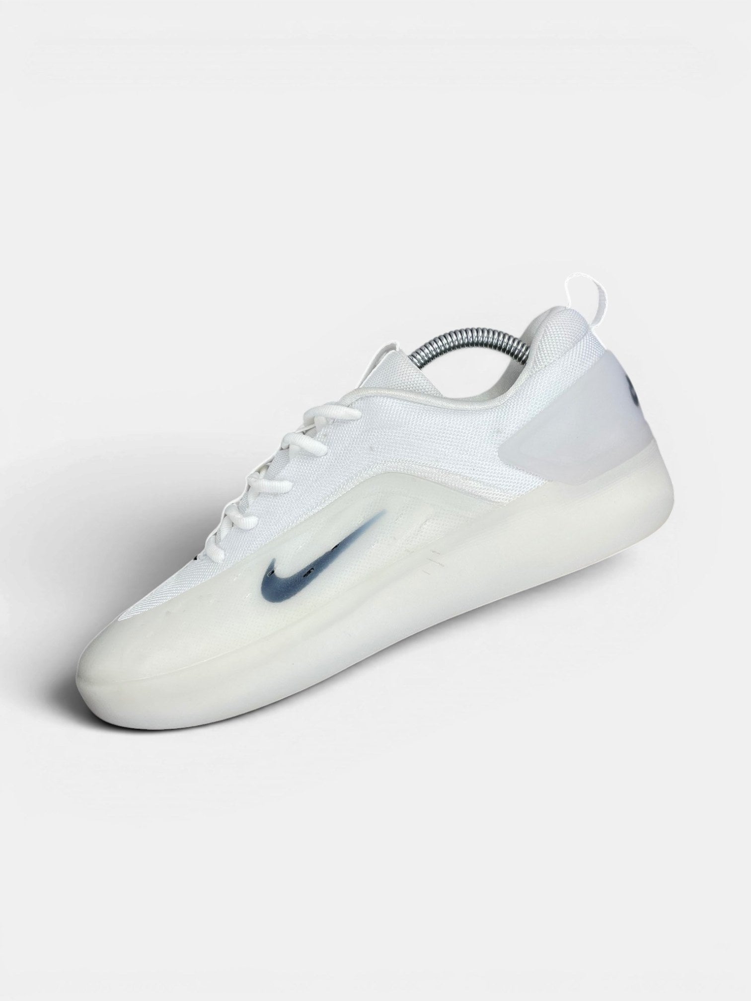 Nike SB Zoom Nyjah 4 White — buty sportowe męskie w bardzo dobrym stanie rozmiar 42.5, widok z góry na wewnętrzną stronę butów