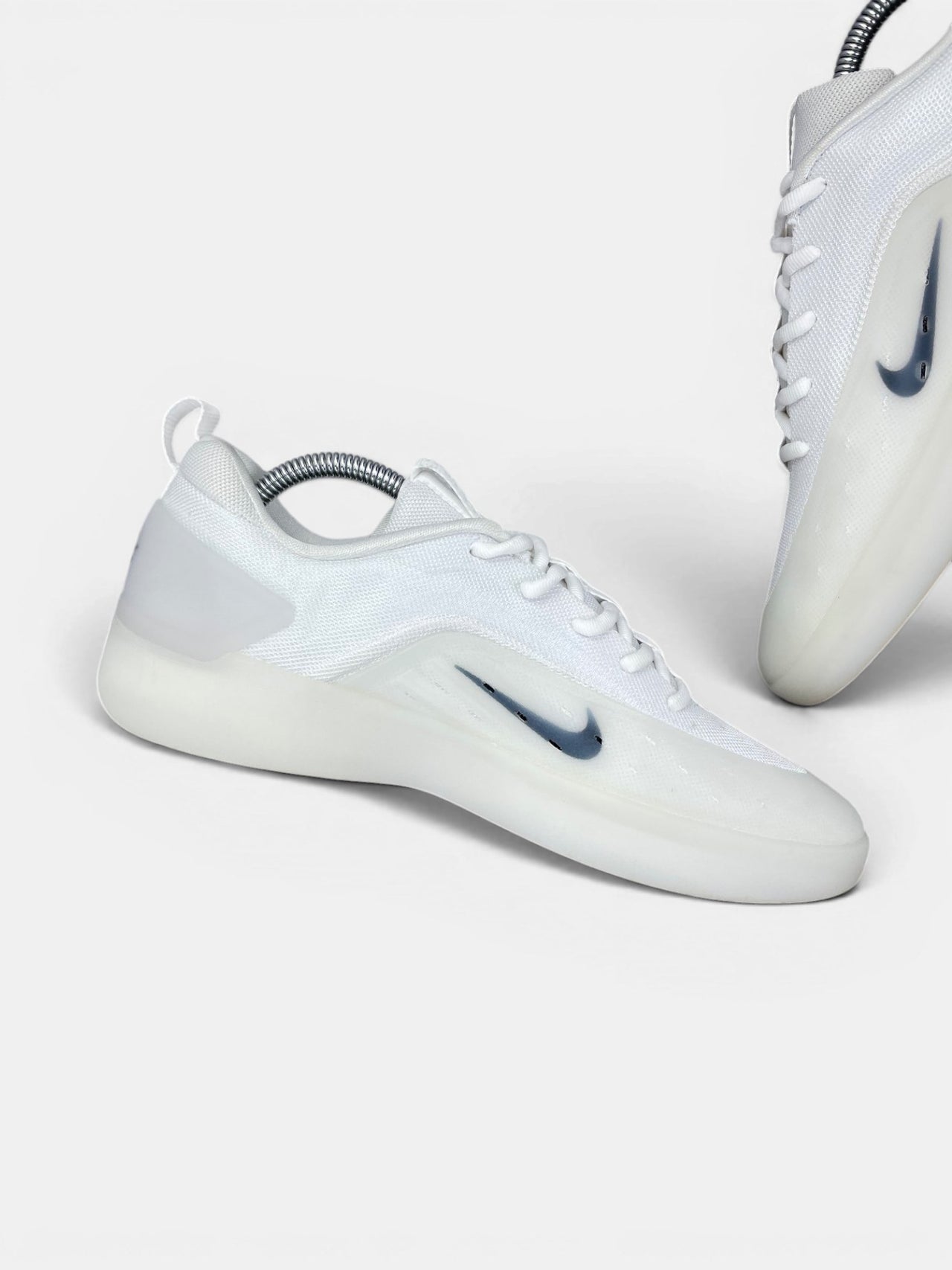 Nike SB Zoom Nyjah 4 White — buty sportowe męskie w bardzo dobrym stanie rozmiar 42.5, wewnętrzny panel lewego buta