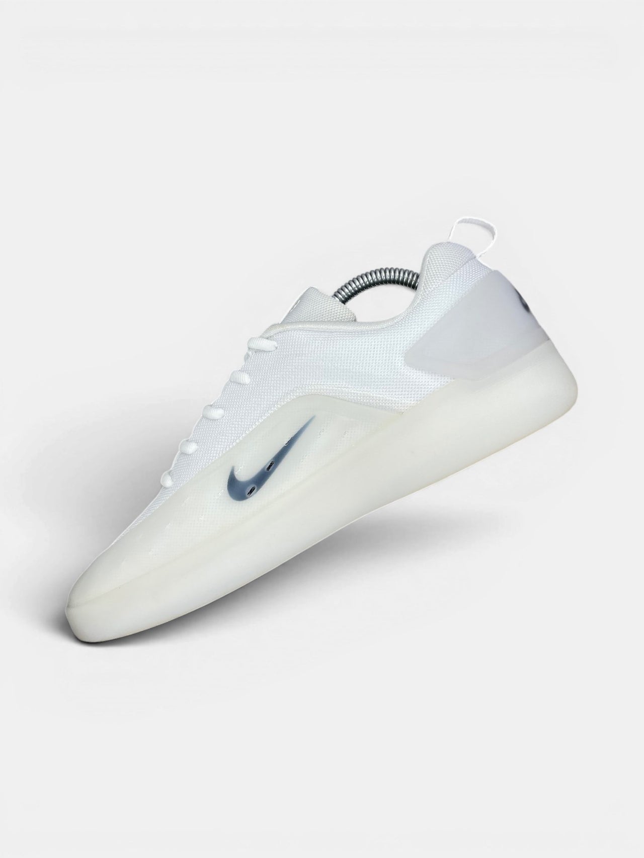 Nike SB Zoom Nyjah 4 White — buty sportowe męskie w bardzo dobrym stanie rozmiar 42.5, wewnętrzny panel prawego buta