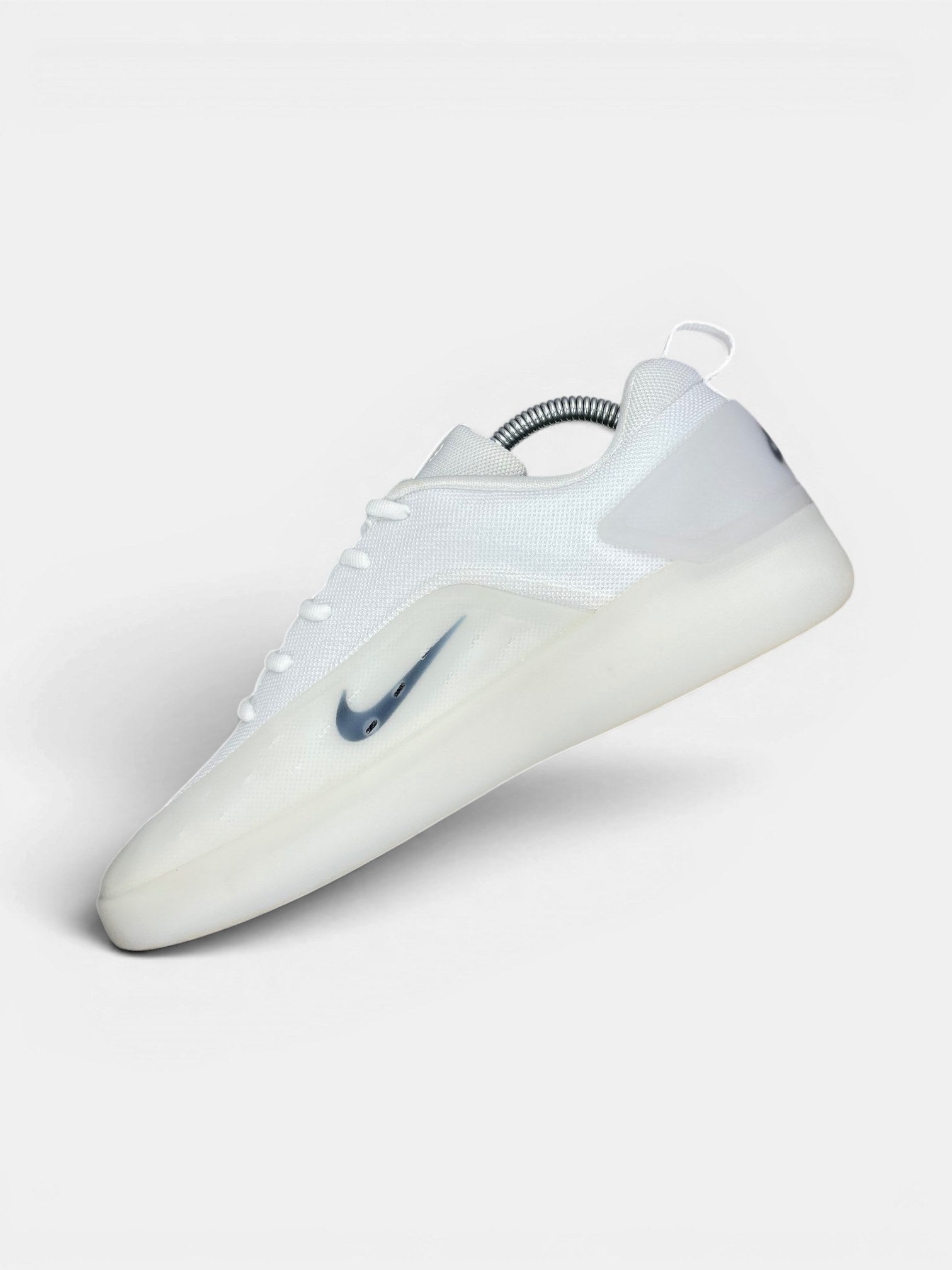 Nike SB Zoom Nyjah 4 White — buty sportowe męskie w bardzo dobrym stanie rozmiar 42.5, wewnętrzny panel prawego buta