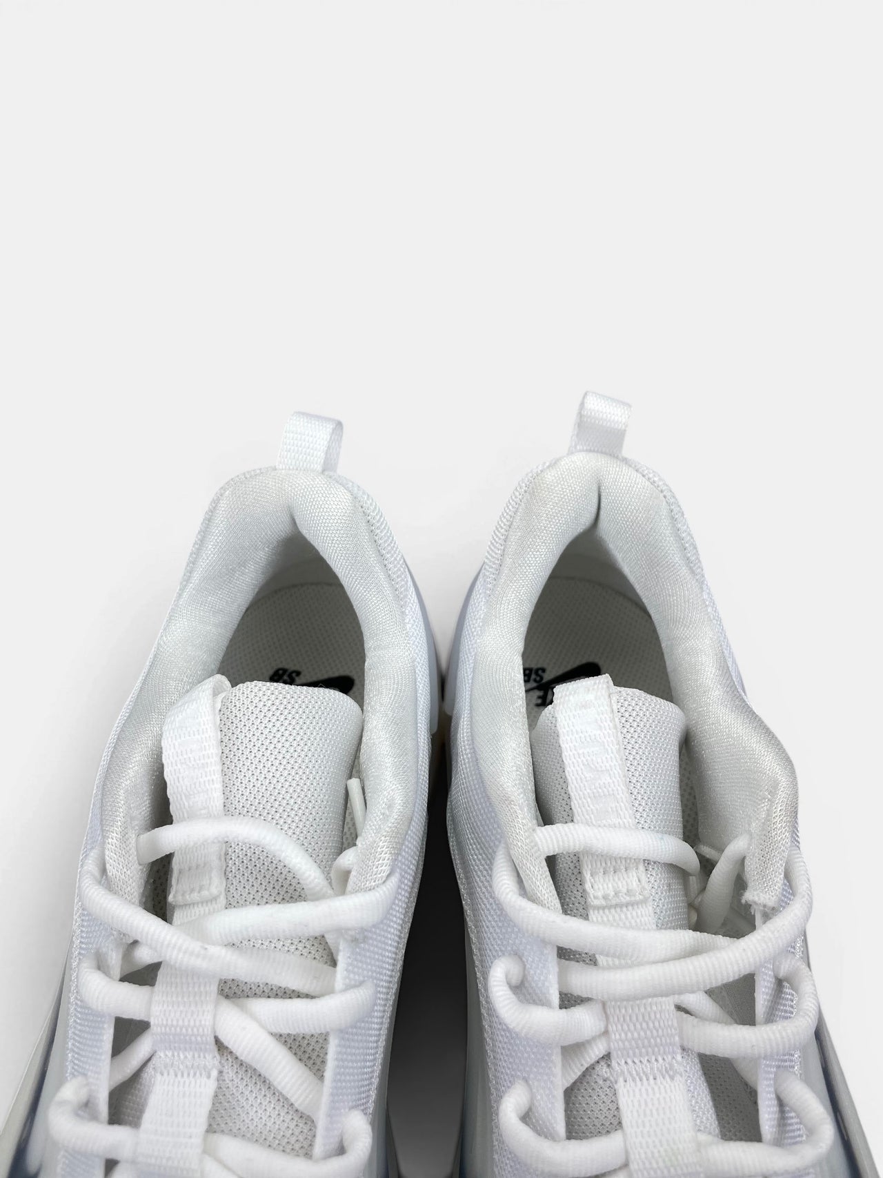 Nike SB Zoom Nyjah 4 White — buty sportowe męskie w bardzo dobrym stanie rozmiar 42.5, zapiętki butów