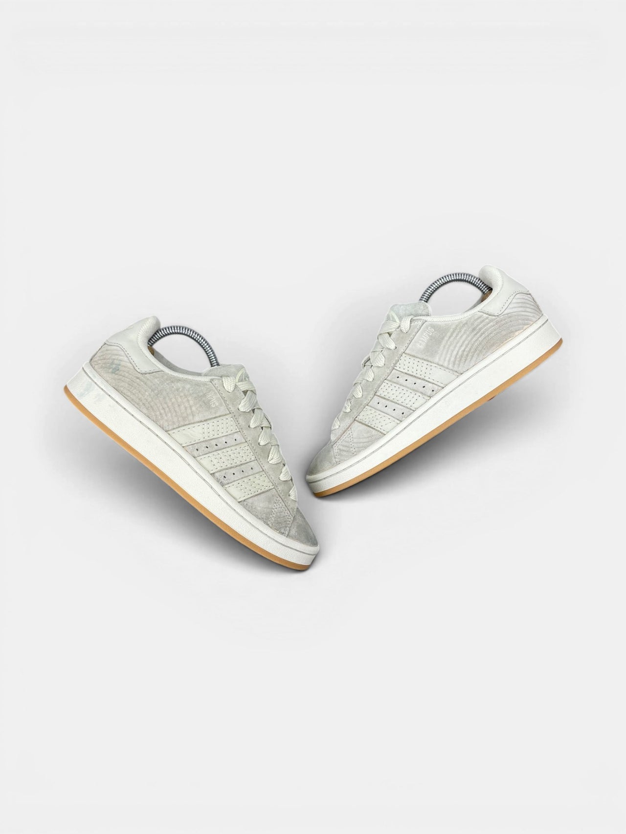 Adidas Campus 00s Wonder White — buty sportowe damskie w bardzo dobrym stanie rozmiar 39 1/3, widok z góry na zewnętrzną stronę butów