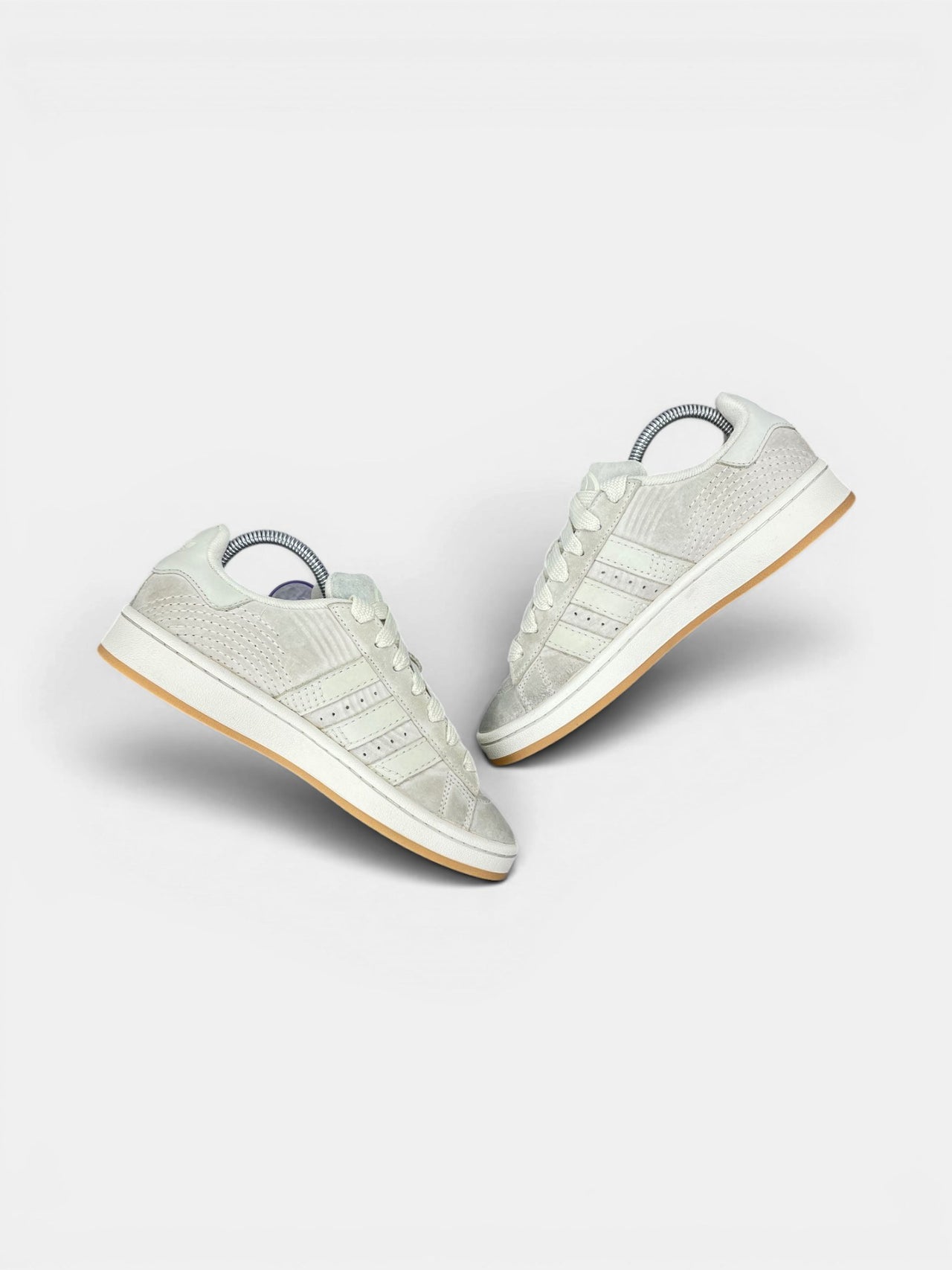 Adidas Campus 00s Wonder White — buty sportowe damskie w bardzo dobrym stanie rozmiar 39 1/3, zewnętrzny panel prawego buta
