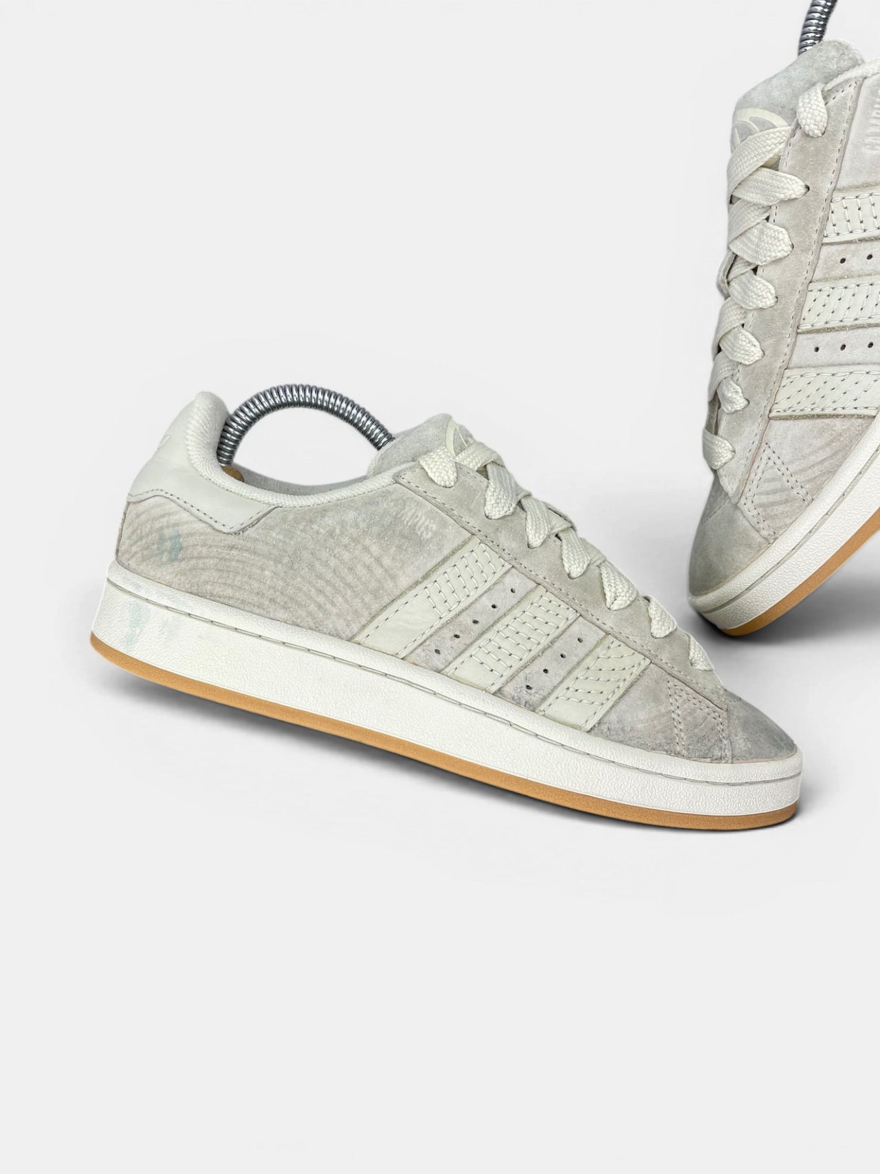Adidas Campus 00s Wonder White — buty sportowe damskie w bardzo dobrym stanie rozmiar 39 1/3, zewnętrzny panel lewego buta