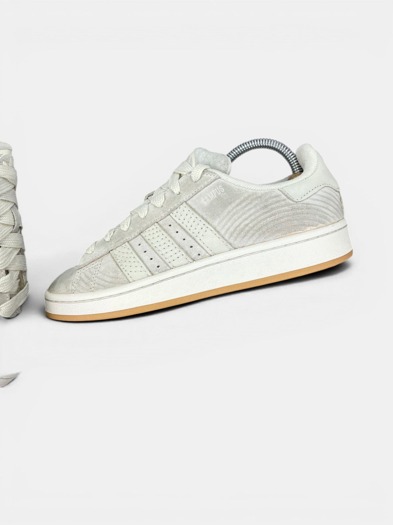 Adidas Campus 00s Wonder White — buty sportowe damskie w bardzo dobrym stanie rozmiar 39 1/3, widok z góry na wewnętrzną stronę butów