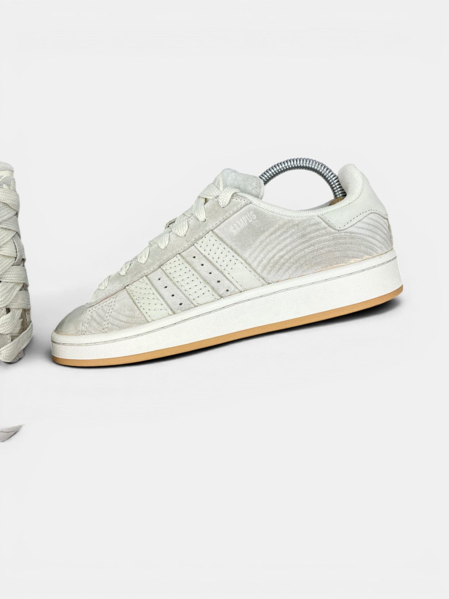 Adidas Campus 00s Wonder White — buty sportowe damskie w bardzo dobrym stanie rozmiar 39 1/3, widok z góry na wewnętrzną stronę butów