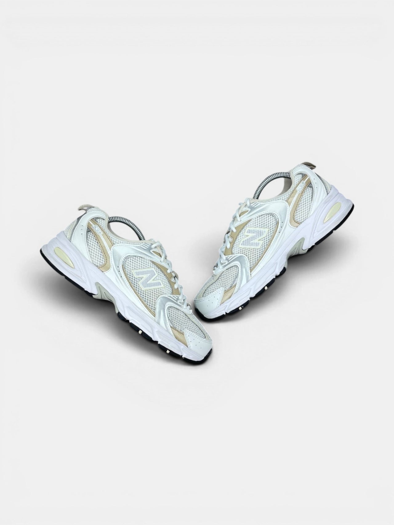 New Balance 530 — buty sportowe damskie w bardzo dobrym stanie rozmiar 40.5, widok z góry na zewnętrzną stronę butów