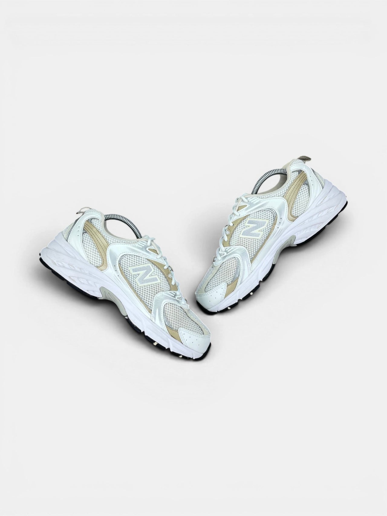 New Balance 530 — buty sportowe damskie w bardzo dobrym stanie rozmiar 40.5, zewnętrzny panel prawego buta