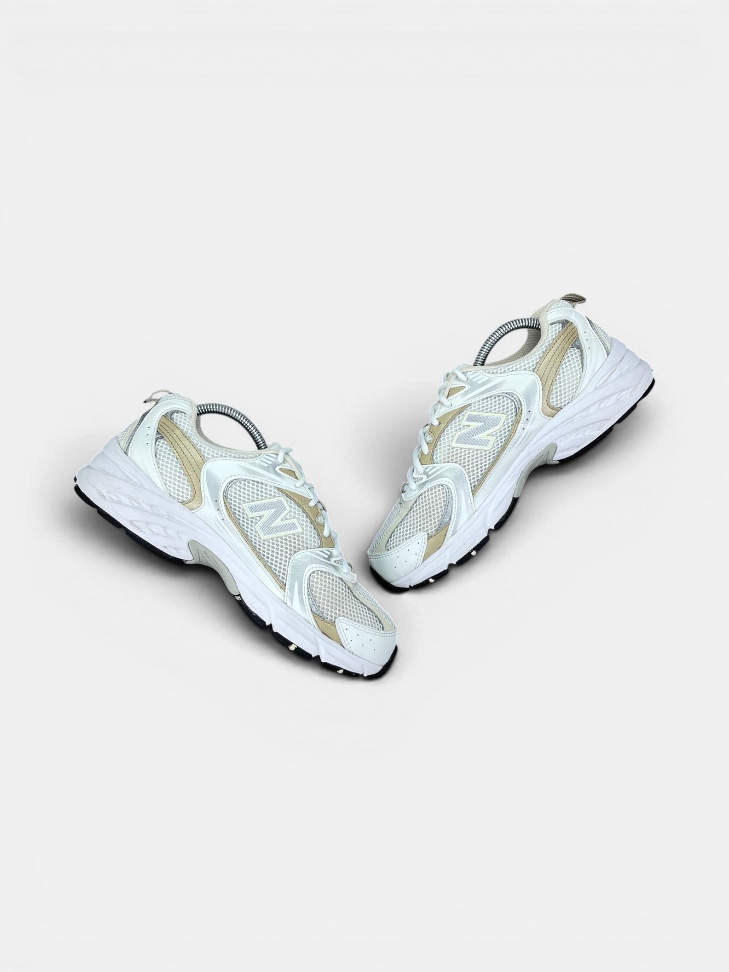 New Balance 530 — buty sportowe damskie w bardzo dobrym stanie rozmiar 40.5, zewnętrzny panel prawego buta