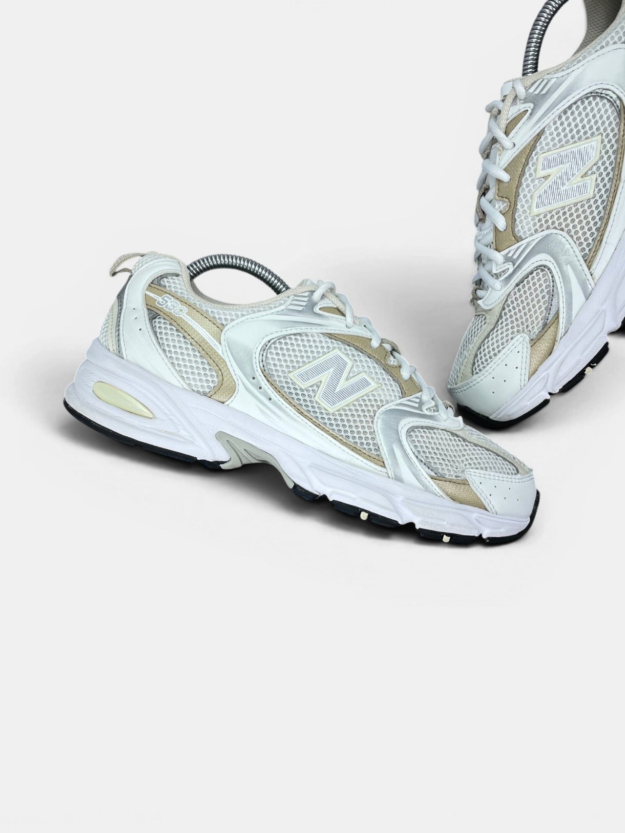 New Balance 530 — buty sportowe damskie w bardzo dobrym stanie rozmiar 40.5, zewnętrzny panel lewego buta