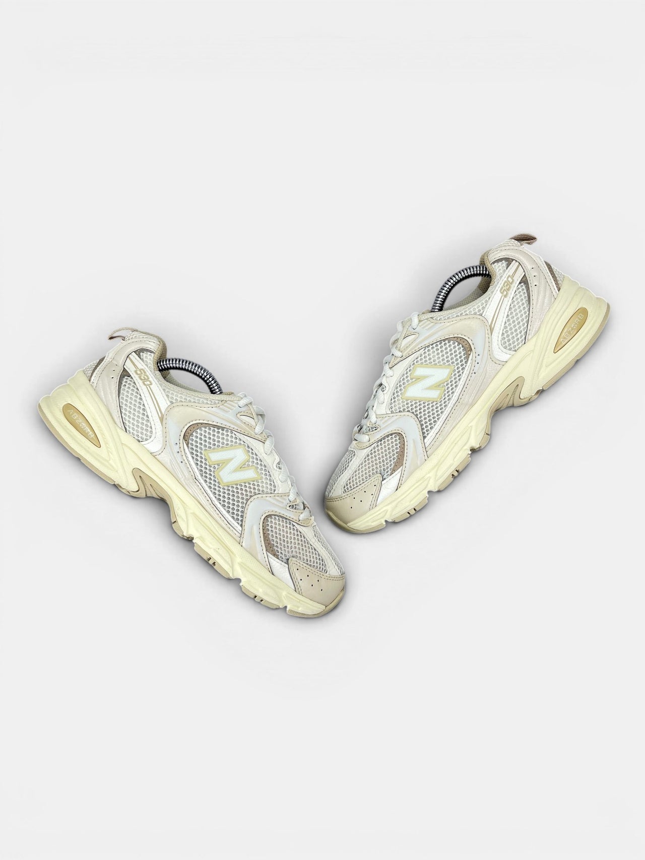 New Balance 530 Beige Angora — buty sportowe damskie w bardzo dobrym stanie rozmiar 37.5, widok z góry na zewnętrzną stronę butów